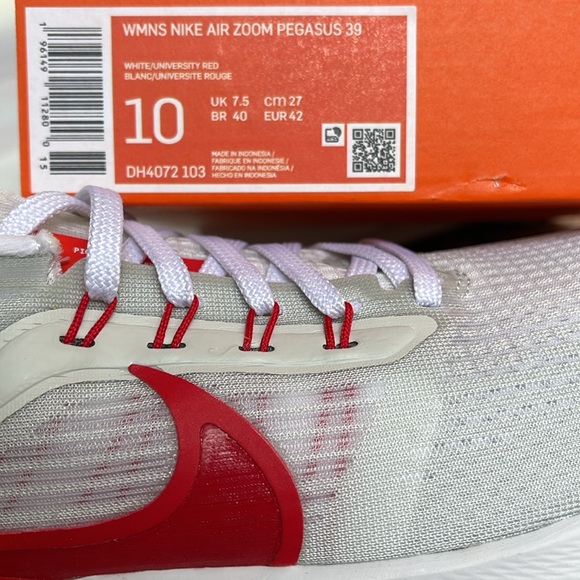 Nike WMNS Pegasus 39
White/Photon Dust/Brght
Crimson/University Red
Road Running - Picture 16 of 16